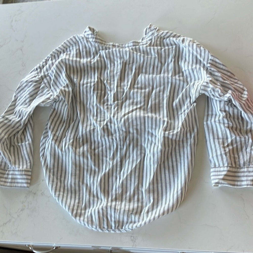 SHEIN White and Gray Blouse with V-Neck and Relaxed Fit - Picture 7 of 7